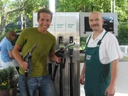 Von links: Willi und Tankwart Werner, der ihm einige Fragen &uuml;ber Benzin und Diesel beantwortet.