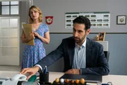 Frau Lange (Sarah Thonig, l.) entgeht nicht, dass Controller Donato (Paul Brusa, r.) mit der Verwendung der neuen Dienst-App im Kommissariat nicht einverstanden ist. Frau Lange (Sarah Thonig, l.) entgeht nicht, dass Controller Donato (Paul Brusa, r.) mit der Verwendung der neuen Dienst-App im Kommissariat nicht einverstanden ist.