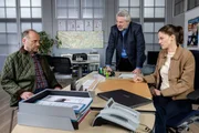 Der Gesch&auml;ftspartner des Opfers, Burkhard Sattler (Anton Algrang, l.), wird von den Hauptkommissaren  Stadler (Dieter Fischer, M.) und Beck (Michaela Weingartner, r.) befragt.