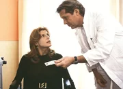 Dr. Stefan Frank (Sigmar Solbach) und seine neue Patientin, die Klinikchefin Irene Kadenbach (Claudia Wenzel). Sie bleibt querschnittsgel&auml;hmt und ist verbittert.