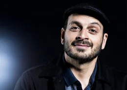 Titel: Live Programm &bdquo;Fluch der Familie&ldquo;; Person: Kaya Yanar; Copyright: Joyn/Daniel Preprotnik; Fotograf:  Daniel Preprotnik; Bildredakteur: Jenny-Fabienne Karas; Dateiname: 3185595.jpg; Rechtehinweis: Dieses Bild darf honorarfrei f&uuml;r redaktionelle Zwecke und nur im Rahmen der Programmank&uuml;ndigung verwendet werden. Andere Ver&ouml;ffentlichungen sind nur nach R&uuml;cksprache und ausdr&uuml;cklicher Genehmigung der Seven.One Entertainment Group GmbH m&ouml;glich. Nicht f&uuml;r EPG! Verwendung nur mit vollst&auml;ndigem Copyrightvermerk. Das Foto darf nicht ver&auml;ndert, bearbeitet und nur im Ganzen verwendet werden. Es darf nicht archiviert werden. Es darf nicht an Dritte weitergeleitet werden. Aneinanderreihung/Zusammenlegung/Kopplung von Bildern zum Zweck der Erstellung von Slide-Shows o.&auml;. nicht gestattet; Verbindung/Einf&uuml;gen/Anf&uuml;gen von Werbung nicht gestattet. Das Bild kann KI generierte Elemente enthalten. Bei Fragen: foto@seven.one Voraussetzung f&uuml;r die Verwendung dieser Programmdaten ist die Zustimmung zu den Allgemeinen Gesch&auml;ftsbedingungen der Presselounges der Sender der Seven.One Entertainment Group GmbH.