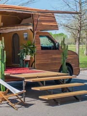 Brett entwirft einen mobilen Surfshop f&uuml;r seinen Kumpel Alec.