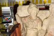 Die Statuette wurde 1903 bei Grabungen in Carnuntum entdeckt. Sie zeigt die römische Kriegs-Göttin „Minerva“ (links) und „Genius Immunium“, den Schutzgeist der Soldaten. Die Statuette wurde 1903 bei Grabungen in Carnuntum entdeckt. Sie zeigt die römische Kriegs-Göttin „Minerva“ (links) und „Genius Immunium“, den Schutzgeist der Soldaten.