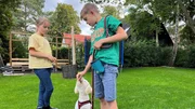 Valentin und Lorelei mit ihrem Hund Bijou im Garten