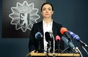 rbb Fernsehen HEITER BIS T&Ouml;DLICH - HAUPTSTADTREVIER, "Betrug macht Klug", Staffel 1, Folge 1, am Samstag um 20:15 Uhr. F&uuml;r Marei Schiller (Julia Richter, r.), Leiterin der Polizeidirektion 7, z&auml;hlt nur eins - ihre Karriere.