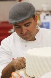 Buddy Valastro works on the Cat wedding cake.
