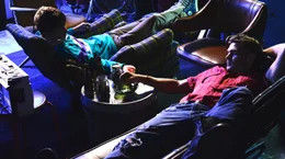 Die Marihuana-Dealer Daniel (Timoth&eacute;e Chalamet, li.) und Hunter (Alex Roe, re.) im Erfolgsrausch.