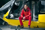 Bergretter und Hubschrauber-Pilot Michael Dörfler (Robert Lohr) ist bereit für den Einsatz. Bergretter und Hubschrauber-Pilot Michael Dörfler (Robert Lohr) ist bereit für den Einsatz.