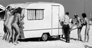 Ankunft auf dem Campingplatz in Prerow. Nackte Nachbarschaftshilfe f&uuml;r den neuen Gast, der das gro&szlig;e Gl&uuml;ck hatte einen Zeltplatzschein zu bekommen. (1973)