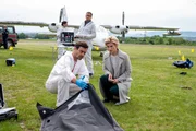 Der Hagelflieger-Pilot Hannes Rieger wird tot aufgefunden. KTU-Leiter Jan Arnaud (Mike Zaka Sommerfeldt, 2.v.r.) und Rechtsmediziner Dr. Benedikt F&ouml;rster (Florian W&uuml;nsche, 2.v.l.) teilen mit der Ersten Kriminalhauptkommissarin Martina Seiffert (Astrid M. F&uuml;nderich, r.) ihren Ermittlungsstand: Jemand hat den Piloten erschlagen und versucht, die Tat mit einer fingierten Explosion zu vertuschen.