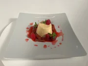 Hans-J&ouml;rg Bachmeier kocht Bayerisch Krem mit Rhabarber.