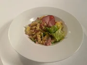 Hans-J&ouml;rg Bachmeier kocht Schinkennudeln mit Endiviensalat.