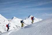 v.li.: Josef Margreiter, Alfred Landl und Heinz Zak am Weg zum Similaun w&auml;hrend ServusTV&acute;s Tirol Winterfilm.