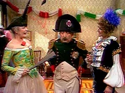 Ilse und Alfred Tetzlaff sind zum Rosenmontagszug eingeladen. Alfreds Kost&uuml;m sorgt f&uuml;r betr&auml;chtliches Aufsehen bei den Damen.