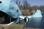 Auf dem Weg zu seiner n&auml;chsten Challenge in Tulsa, Oklahoma, macht Adam Halt bei dem bekannten Blauen Wal von Catoosa, der fr&uuml;her Teil eines kleinen privaten Vergn&uuml;gungsparks war ...