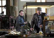 Willibald Adrian Metzger (Robert Palfrader, li.) führt seinen alten Klassenkameraden Pospischil (Andreas Lust) durch die Werkstatt Willibald Adrian Metzger (Robert Palfrader, li.) führt seinen alten Klassenkameraden Pospischil (Andreas Lust) durch die Werkstatt