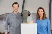 Anja Reschke (r.) und Adrian Pflug (l.) besch&auml;ftigen sich mit unserem Geh&ouml;r und wie eine kleine Pille unsere Ohren zuk&uuml;nftig vor L&auml;rm sch&uuml;tzen und H&ouml;rsch&auml;den erfolgreich abwehren k&ouml;nnte &ndash; in &bdquo;Wissen vor acht - Zukunft&ldquo;.