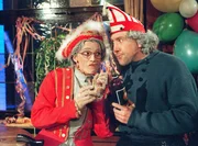 Das hochbetagte Funkenmariechen (Martina Klinke, l) mit dem Kellner (k&ouml;lsch: K&ouml;bes) Manes (Hans Kieseier) in einer typisch k&ouml;lschen Kneipe, wo sie die f&uuml;nfte Jahreszeit nach dem Motto: "Datselbe Prozedere wie jedes Jahr" verabschieden.