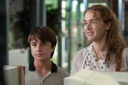 Die depressive und alleinerziehende Mutter Adele (Kate Winslet, r.) k&uuml;mmert sich aufopferungsvoll um ihren 13-j&auml;hrigen Sohn Henry (Gattlin Griffith, l.), doch nach ihrer Scheidung hat sie das Gl&uuml;ck am Leben verloren, bis der Anhalter Frank in ihrem Leben auftaucht. Doch dieser ist nicht, was er vorgibt zu sein ...
