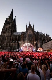 50 Jahre Bl&auml;ck F&ouml;&ouml;ss! Mit zwei Jahren Versp&auml;tung feiert die Urmutter der K&ouml;lner Bands endlich ihr Band-Jubil&auml;um live vor dem K&ouml;lner Dom! Drei Tage dauert das Spektakel auf dem seit zwei Jahren ausverkauften Roncalliplatz. Der WDR &uuml;bertr&auml;gt das Konzert am Samstag live im WDR Fernsehen und WDR4 H&ouml;rfunk.
