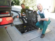 Von links: Willi und Tankwart Werner, der ihm einige Fragen &uuml;bers Benzin beantwortet.