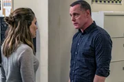L-R: Sophia Bush as Erin Lindsay, Jason Beghe as Hank Voight