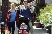 ARD HEITER BIS T&Ouml;DLICH - HAUPTSTADTREVIER, neue Krimiserie (16 Folgen), Folge 5 "Die Doppelg&auml;ngerin", am Dienstag um 18.50 Uhr im Ersten. Bei einem Spaziergang mit Baby Ellie (Johanna Gaudlitz, M.) beobachten Julia Klug (Friederike Kempter, l.) und ihr Bruder Patrick (Oliver Klug, r.) wie S&auml;ngerin Jeanette Biedermann von einer &auml;lteren Frau auf offener Strasse angegriffen wird.