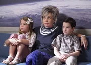 Statten der NASA einen Besuch ab: Missy (Raegan Revord, l.), Meemaw (Annie Potts, M.) und Sheldon (Iain Armitage, r.) ...