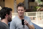 Jim (Matt Passmore, r.) kn&ouml;pft sich den Paparazzo Owen de Marco (Benjamin Burdick) vor, der am Tatort Fotos des Opfers geschossen hat.