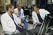 Versuchen alles, um ihre Patienten zu retten: Derek (Patrick Dempsey, r.), Mark (Eric Dane, l.) und Jackson (Jesse Williams, M.) ...
