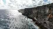 Bis zu 43 Meter hoch: Auf Cayman Brac erhebt sich "The Bluff". Diese imposanten Kalksteinklippen ragen aus dem Meer und bergen geheimnisvolle H&ouml;hlen.