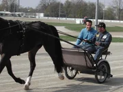 Willi Weitzel ist auf der Trabrennbahn in Daglfing beim Training mit dabei. Beim Wetten versucht er auch sein Gl&uuml;ck.