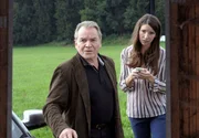 Wendelin (Fritz Wepper) und seine Tochter Alexandra (Sophie Wepper) nehmen den Tatort in Augenschein. Wendelin (Fritz Wepper) und seine Tochter Alexandra (Sophie Wepper) nehmen den Tatort in Augenschein.