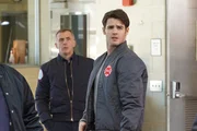 Christopher Hermann (David Eigenberg, l.), Jimmy Borrelli (Steven R. McQueen)  Die Verwendung des sendungsbezogenen Materials ist nur mit dem Hinweis und Verlinkung auf TVNOW gestattet.