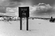 PHOENIX ALS DIE NACKTEN AN DIE OSTSEE KAMEN. Seit 1954 ist Nacktbaden an der gesamten Ostseek&uuml;ste der DDR verboten. Nach heftigen Protesten dagegen erl&auml;sst die DDR zwei Jahre sp&auml;ter eine "Anordnung zur Regelung des Freibadwesens". Die "Zone" f&uuml;r die Nackten muss gekennzeichnet sein, wie hier in Prerow.