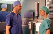 Dr. Maria Weber (Annett Renneberg) fragt Dr. Kai Hoffmann (Julian Weigend), was das soll: Erst st&ouml;&szlig;t er sie zur&uuml;ck und dann bittet er sie bei einer OP dabei zu sein, die nicht in ihrer Kompetenz liegt. Doch Kai m&ouml;chte Maria nicht aus fachlichen Gr&uuml;nden dabei haben.