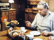 Meister Eder (Gustl Bayrhammer) und sein Pumuckl beim Fr&uuml;hst&uuml;ck.