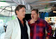 Manager Max (Jürgen Tarrach, rechts) ist besorgt um die Karriere des Schlagerstars Ronny König (Max Volkert Martens). Manager Max (Jürgen Tarrach, rechts) ist besorgt um die Karriere des Schlagerstars Ronny König (Max Volkert Martens).