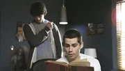 Stiles (Dylan O`Brien) versucht seinen Freund Scott (Tyler Pesey, li.) davon zu &uuml;berzeugen das es ein Werwolf war der ihn gebissen hat...