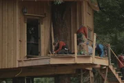 W&auml;hrend des Baus des Sky High Redwood Retreat Treehouse.