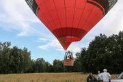 Es ist soweit: der Ballon hebt zusammen mit den Mädels ab. Der Wind wird sie über die Wiesen und Felder Brandenburgs treiben. Es ist soweit: der Ballon hebt zusammen mit den Mädels ab. Der Wind wird sie über die Wiesen und Felder Brandenburgs treiben.