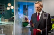W&auml;hrend Dr. Lea Peters Vera Bader nach ihrer &Uuml;berdosis den Magen auspumpt, wartet Dr. Rolf Kaminski (Udo Schenk) besorgt und im Zweifel, ob er das Richtige getan hat, indem er Vera Bader das Leben gerettet hat.