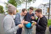 Jede Woche finden die Allestester eine neue, aufregende Lieferung eingepackt vor ihrer Haust&uuml;re, um sie auf Herz und Nieren zu testen. Die K&ouml;lner Studenten: V.l.: Bartje (27), Phillip (26), Arne (23) und Timo (23) probieren den Leckeres, hausgemachtes Eis aus dem "Icecream Ball".