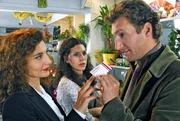 Als Mark (Siegfried Terpoorten, r.) Claudia Hofer (Eva-Maria Reichert, M.) das Ableben ihres Gro&szlig;vaters mitteilt, betritt die Anw&auml;ltin Carla Gern (Proschat Madani, l.) den Blumenladen und verbl&uuml;fft Mark in mehrfacher Hinsicht ...