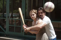 Obwohl er sich als entflohener H&auml;ftling herausstellt, nimmt die alleinerziehende Mutter Adele (Kate Winslet, l.) den sensiblen Frank (Josh Brolin, r.) bei sich auf und verliebt sich prompt in ihn. Doch seine Vergangenheit droht sie alle ins Ungl&uuml;ck zu st&uuml;rzen ...