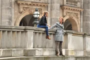 ARD/HEITER BIS T&Ouml;DLICH - HAUPTSTADTREVIER, neue Krimiserie (8 Folgen), Folge 2 "Heiratsschwindler", am Dienstag um 18.50 Uhr im Ersten. Die verzweifelte Claudia Prinz (Deborah Hoffmann, r.) will sich durch einen Sprung in die Spree das Leben nehmen. Kann Julia Klug (Friederike Kempter, l.) den Selbstmordversuch der jungen Frau verhindern?