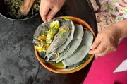 Quesadillas sind herzhaft gef&uuml;llte Tortillas und z&auml;hlen zu den beliebtesten mexikanischen Gerichten.