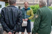 Hubert (Christian Tramitz, l.) und Girwidz (Michael Brandner, r.) befragen Mark Neumayr (Thilo Prothmann, M.) zu seinem Alibi.