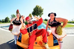 Lamborghini, Cheerleader, Goldketten und neuer Style - Fl&ouml;tzinger (Daniel Christensen) w&auml;hnt sich schon als Lottomillion&auml;r.
