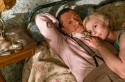 ONE SEASIDE HOTEL, STAFFEL 7, "Folge 1 - Keine Deutschen weit und breit". Edward Weyse (Jens Jakob Tychsen, li.), Helene Weyse (Cecilie Stenspil, re.)